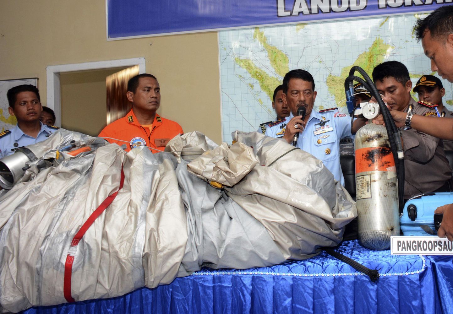 Indoneesia õhuväelased demonstreerisid  Kalimantan saarel Pangkalan Bunis täna merelt leitud asju.