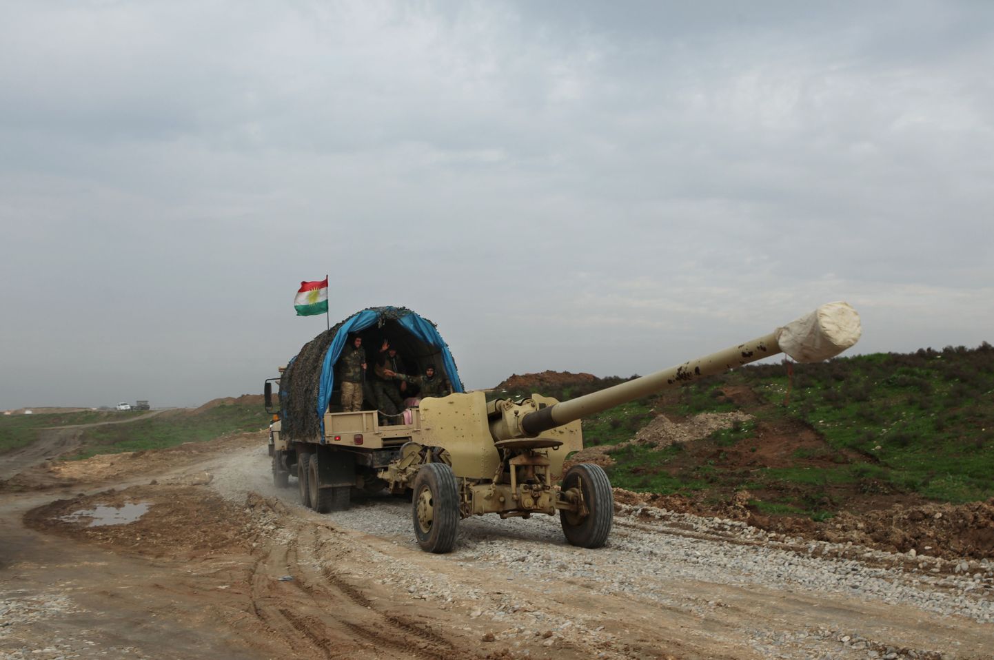 Kurdi võitlejad koos haubitsaga teel Sinjari linna suunas.