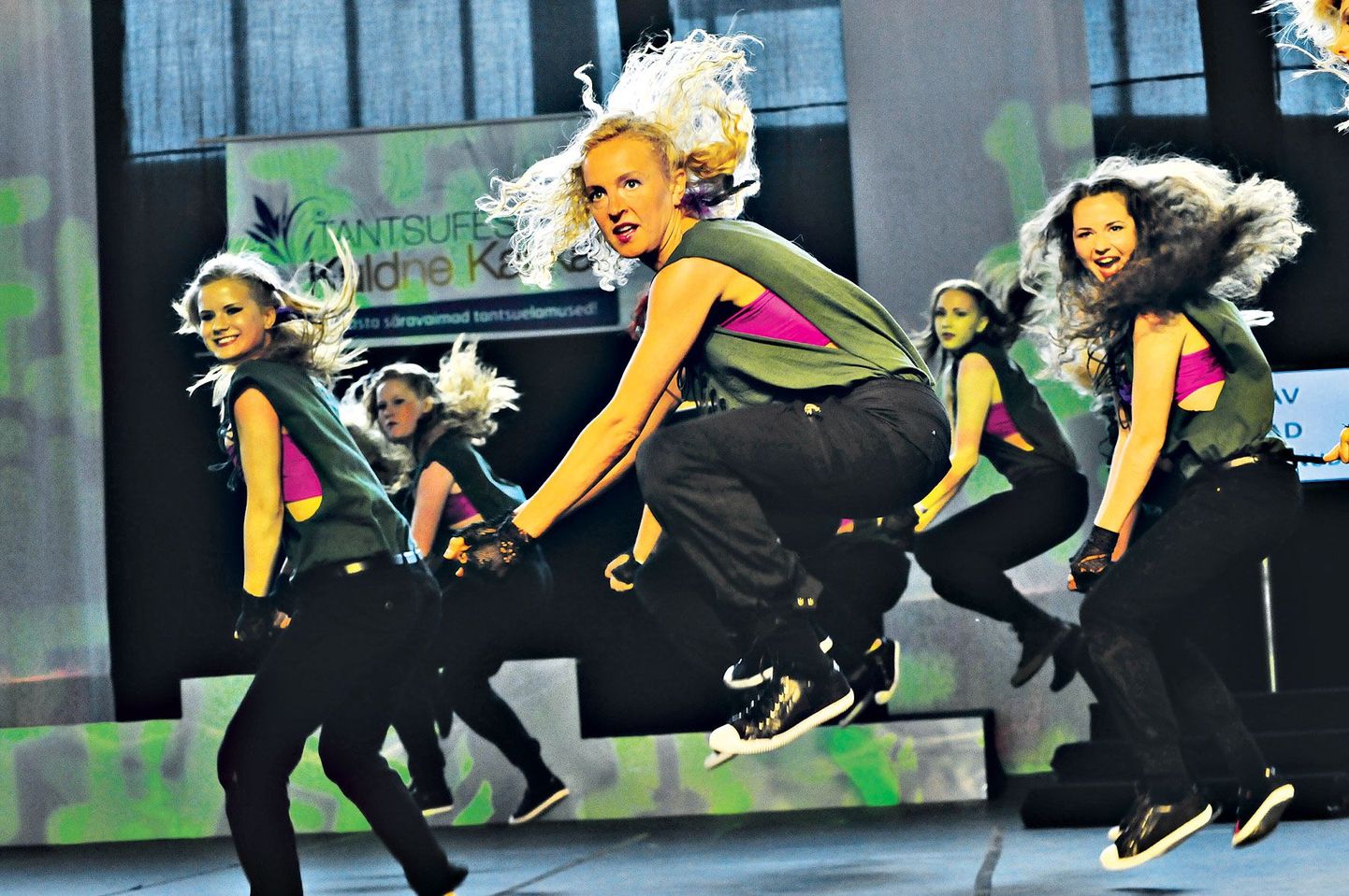 Tänavatants ja showtants on noorte seas tänu popmuusikale püsivalt kõige tantsitumad stiilid. Pildil Tähtvere tantsukooli neiud.