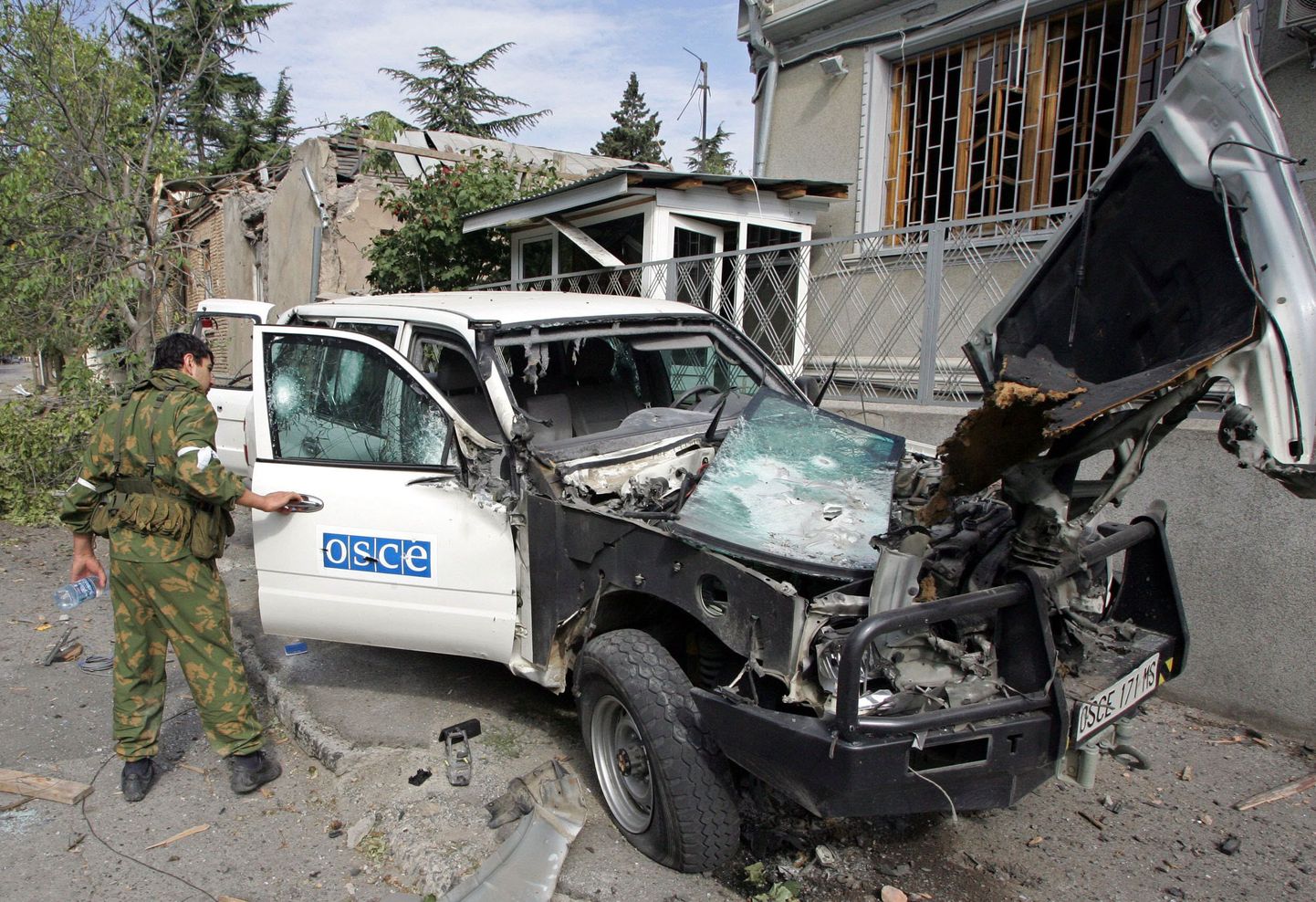 Lõuna-Osseetias Gruusia konflikti ajal tabamuse saanud OSCE auto.