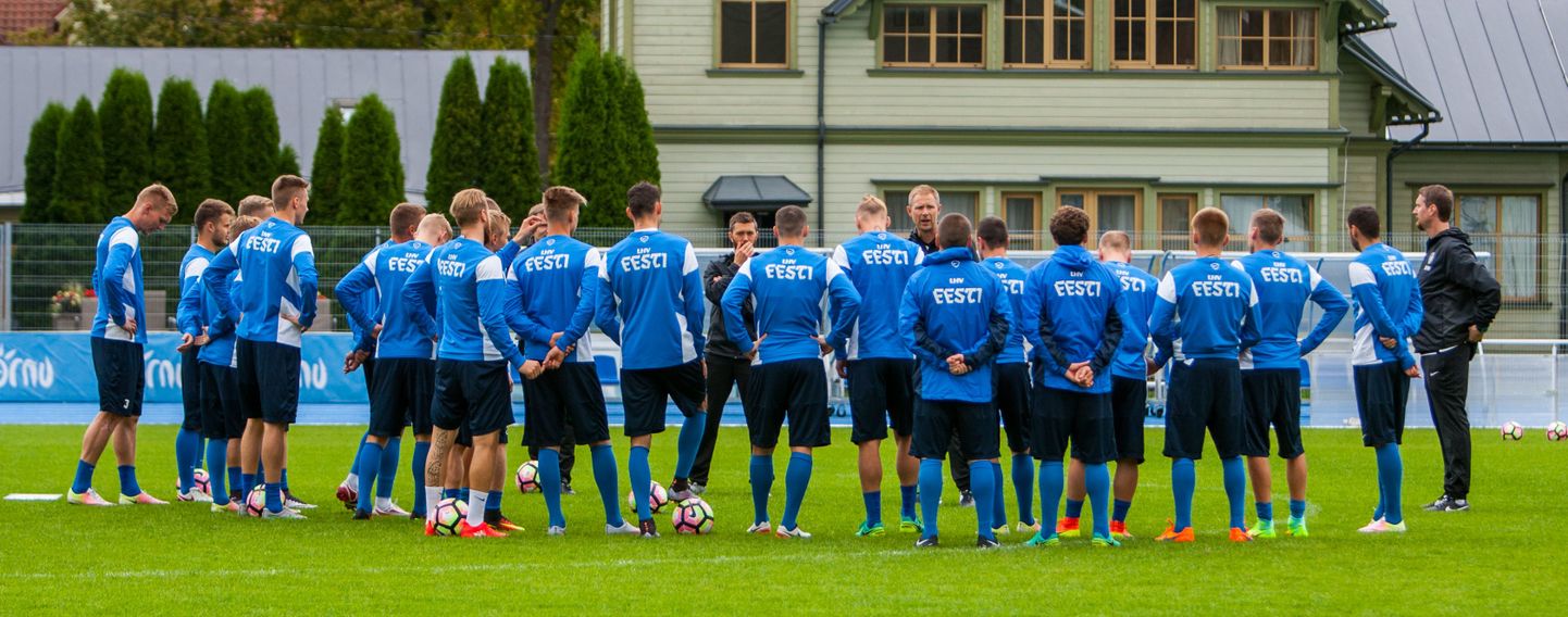 Eesti jalgpallikoondis treeningul.