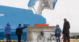 Tõll has trouble docking