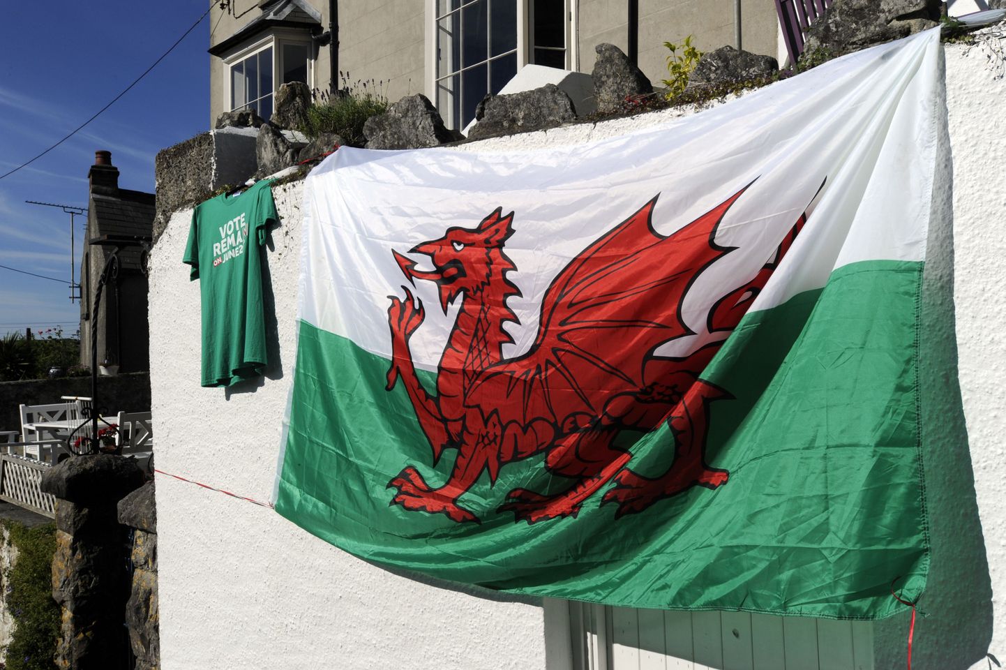 Euroopa Liitu jäämist pooldav t-särk ja Walesi lipp.