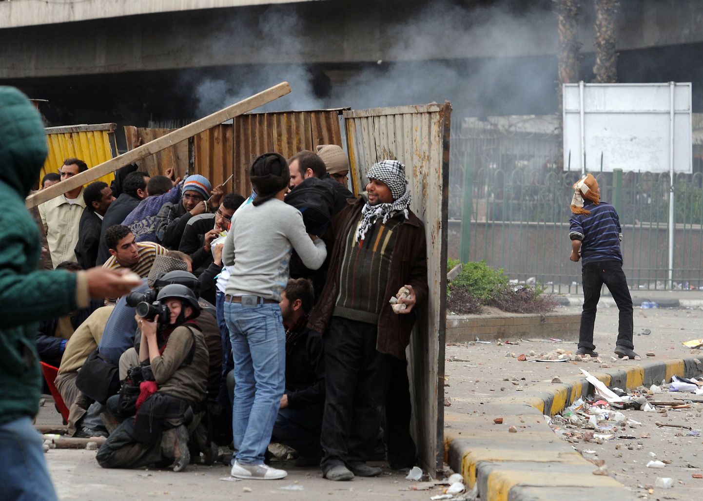 Ajakirjanikud ja valitsusevastased meeleavaldajad varjumas Tahriri väljakul.