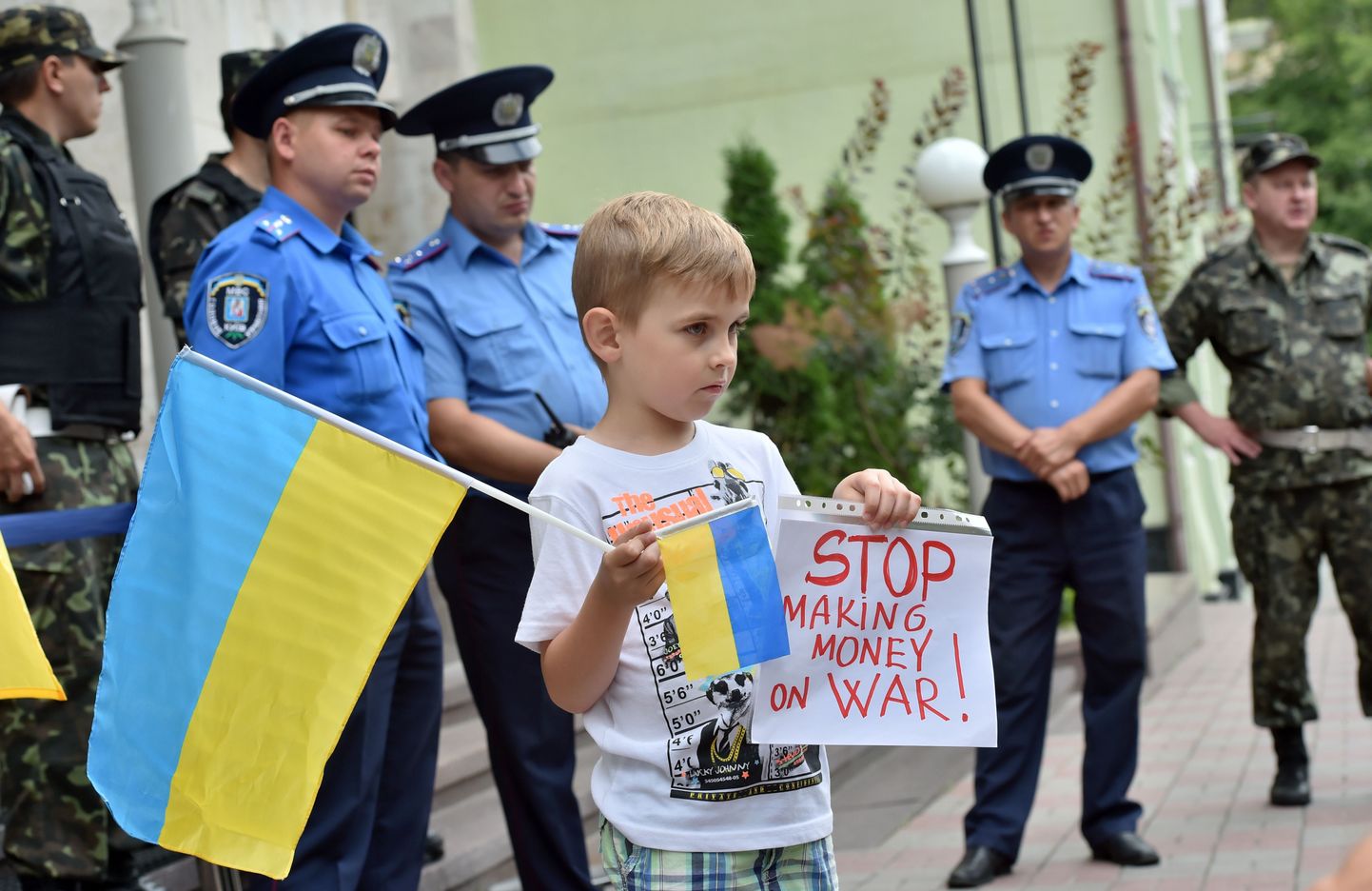 Mistrali-tehingu vastane meeleavaldus Prantsuse saatkonna ees Kiievis.