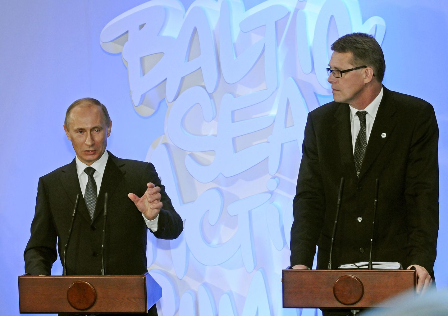 Vene peaminister Vladimir Putin koos Soome kolleegi Matti Vanhaneniga Helsingis.