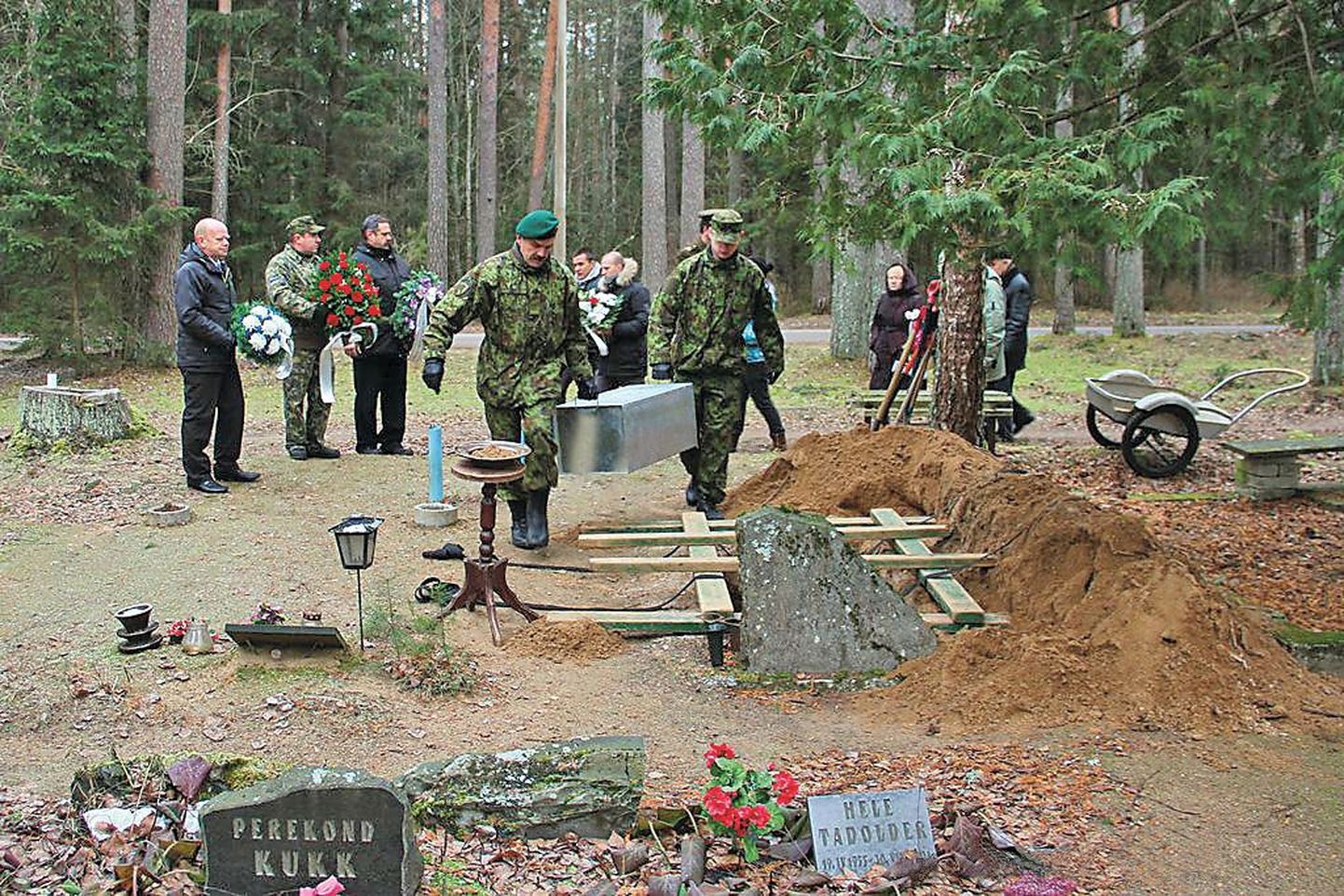 30. novembril sängitati Elva kalmistul esivanemate mulda 1942. aastal Krimmis langenud Venemaa eestlasest punaarmeelase Artur Hoobi säilmed.