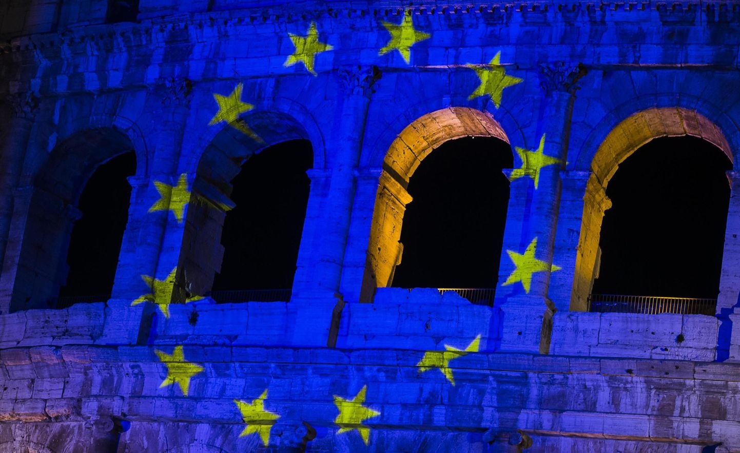 Euroopa Liidu lipp Roomas Kolosseumil.