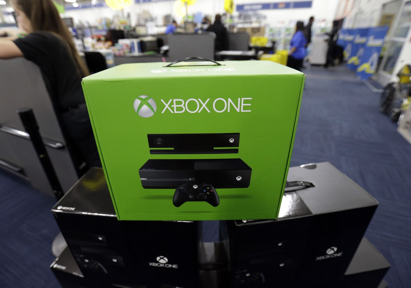 Xbox One display at a Best Buy store on Friday, Nov. 22, 2013., in Evanston, Ill. The Xbox One, which includes an updated Kinect motion sensor, cost $500. Microsoft is billing it as an all-in-one entertainment system rather than just a gaming console. (AP Photo/Nam Y. Huh) / TT / kod 436