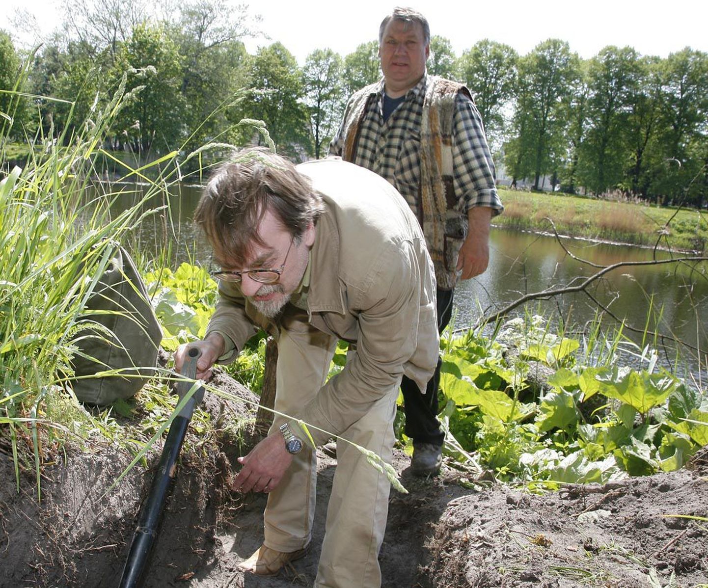 Pärnu Vallikäärus töötanud arheloog Rünno Vissak (esiplaanil) ja kaevaja Aare Hinto leidsid palgijäänuseid, mis näitasid, et kaitsevalli on toestatud juba vähemalt kolmesaja aasta eest.
