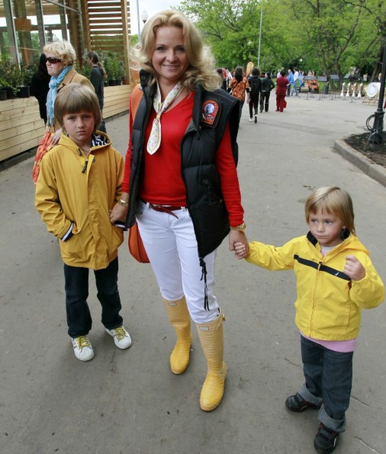 Экс-супруга Дмитрия Пескова Екатерина с детьми (2012 г.) 