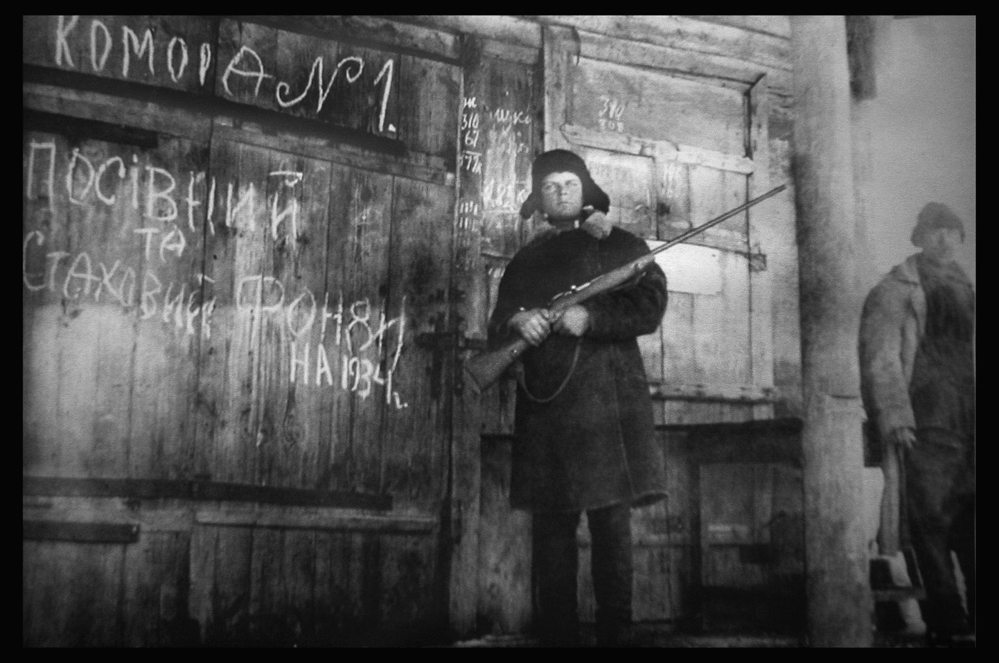 1930ndate suures näljahädas suri miljoneid ukrainlasi. Pildil viljahoidja valvur.