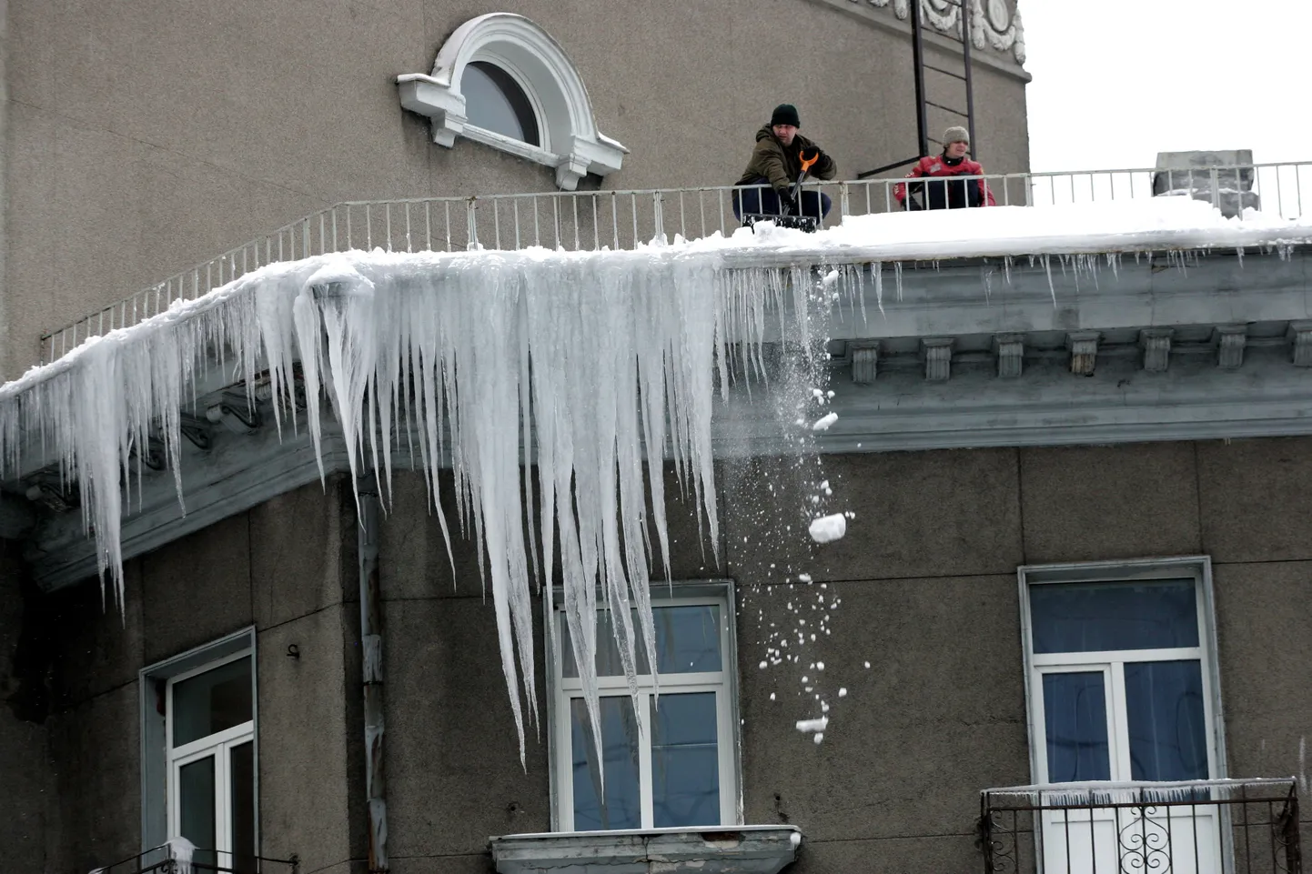 Ohtlikud jääpurikad tuleb katustelt eemaldada.