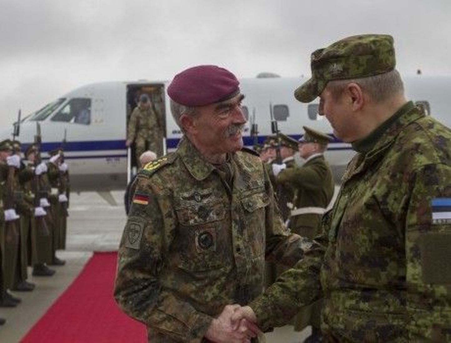 Kindral Hans-Lothar Domröse kohtus kindralmajor Riho Terrasega viimati Eestis õppuse Steadfast Jazz raames.