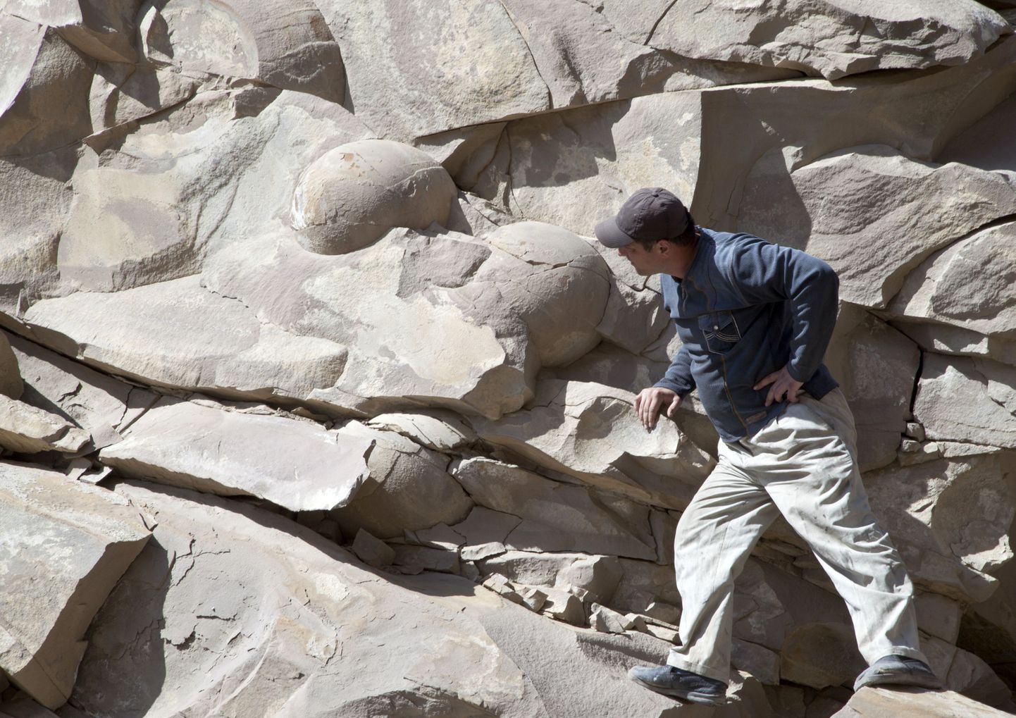 Inimene kivististe juures, mis tšetšeeni teadlaste hinnangul peaksid olema dinosauruse munad.