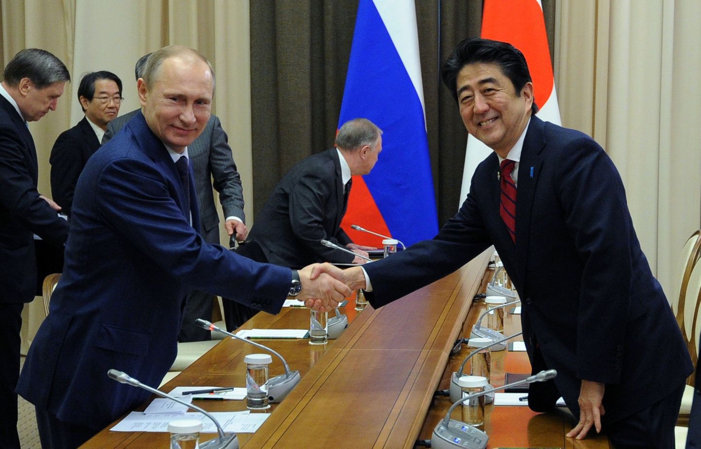 Президент РФ Владимир Путин и премьер-министр Японии Синдзо Абэ.