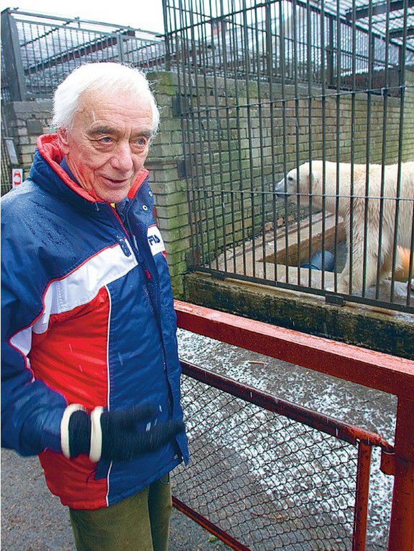 Tallinna loomaaia jääkarudele paremate tingimuste tarbeks sponsoreid otsival Tony Rasmussenil on
loomadega eriline side ja hukkunud Franzu tütre Fridaga mees lausa lobises.