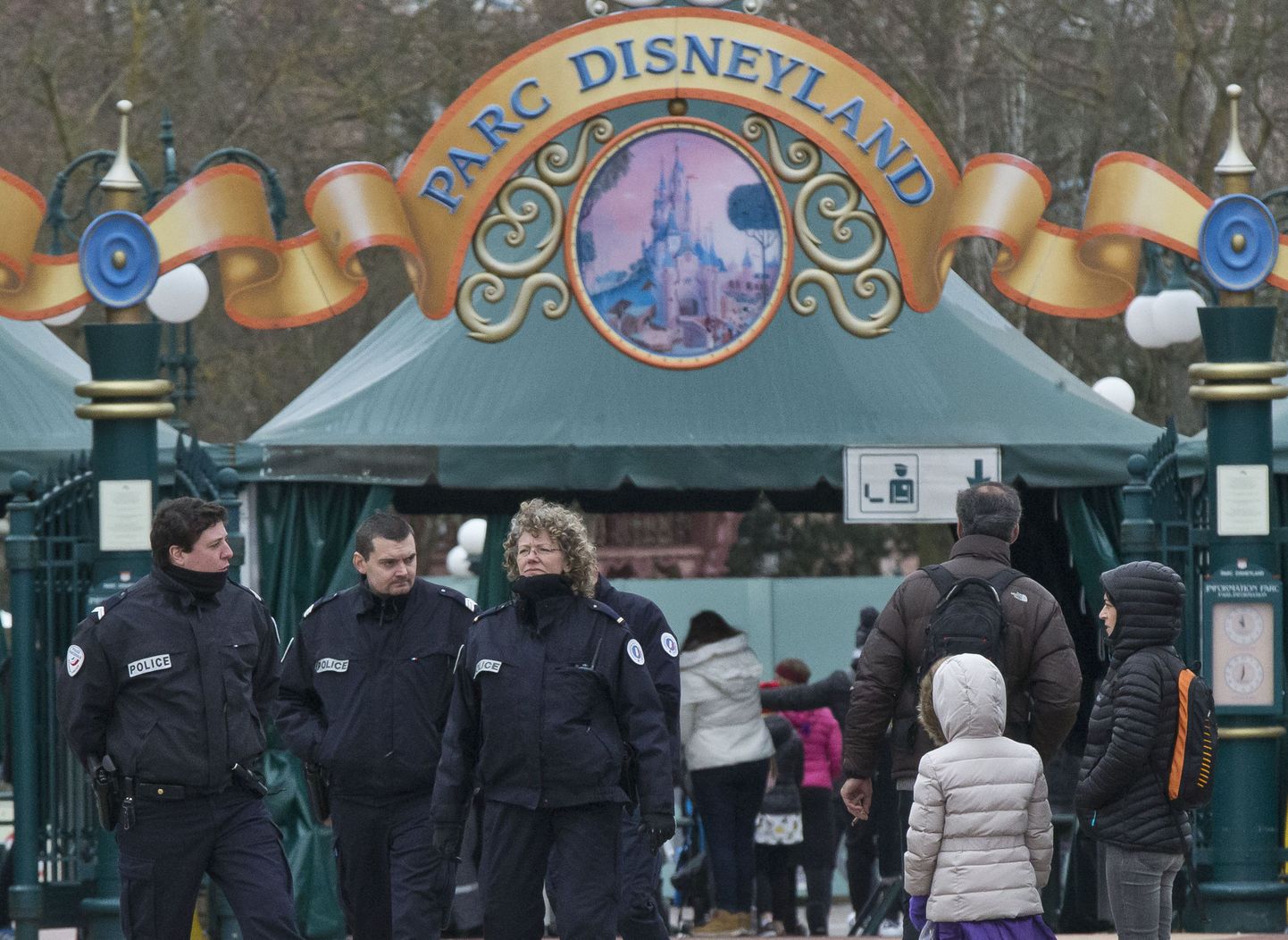 Politseinikud Pariisi Disneylandi sissepääsu ees.