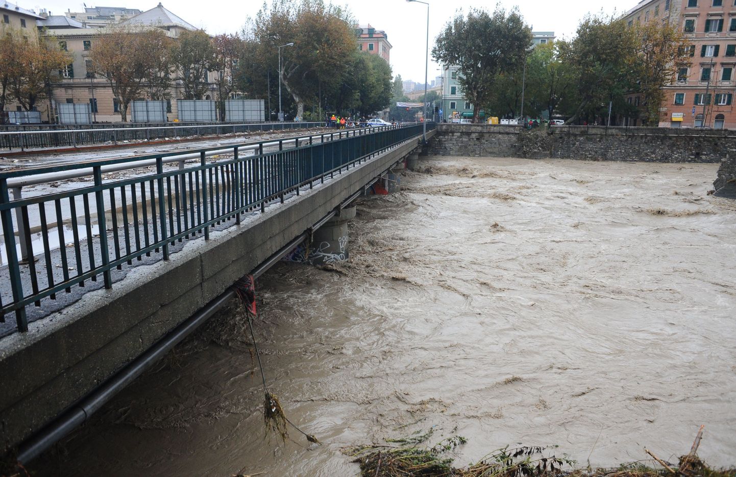 Bisagno jõgi, mis on Itaalias üle kallaste tõusnud.