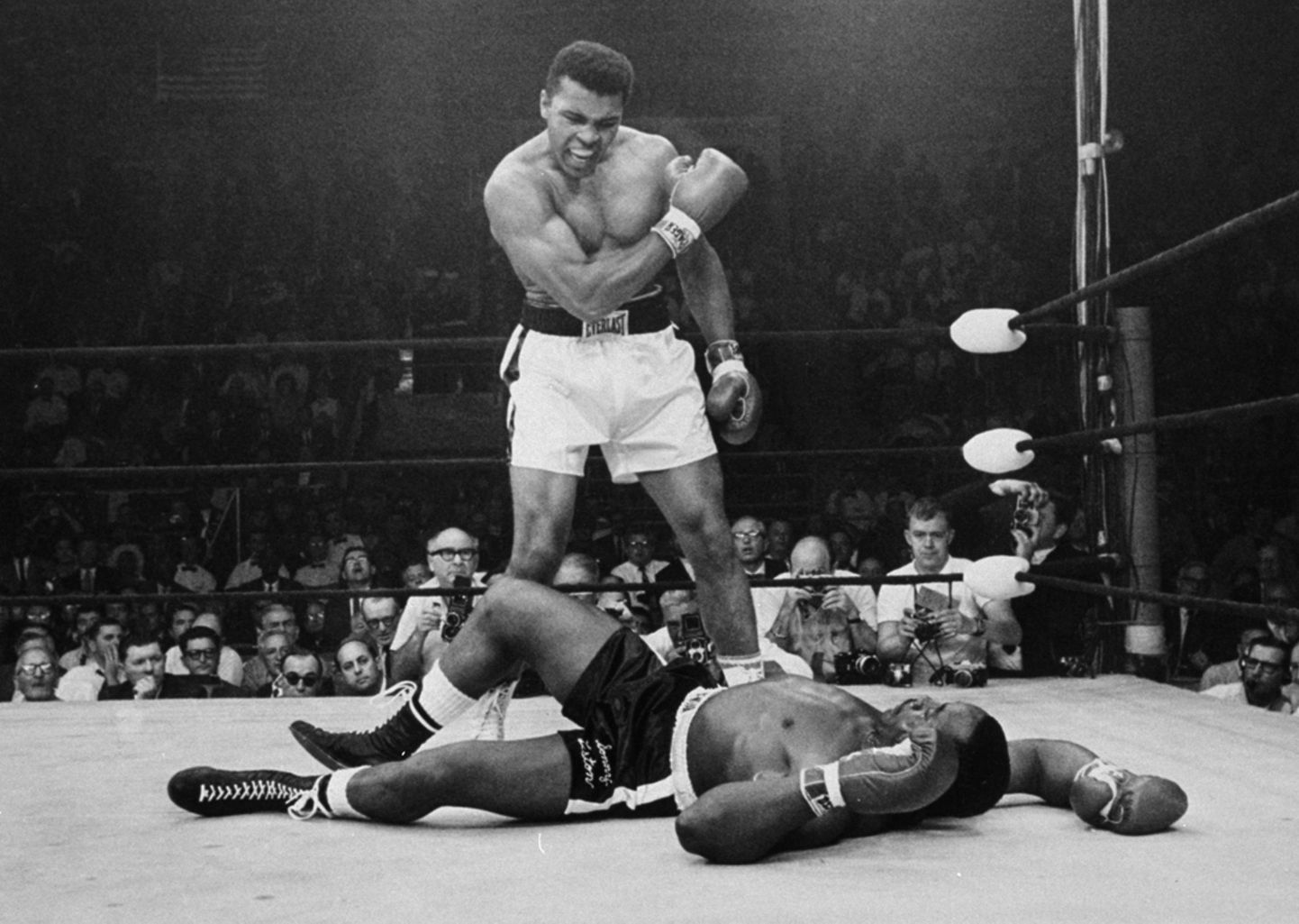 Poksiajaloo üks kuulsamaid pilte - Muhammad Ali on löönud pikali Sonny Listoni.