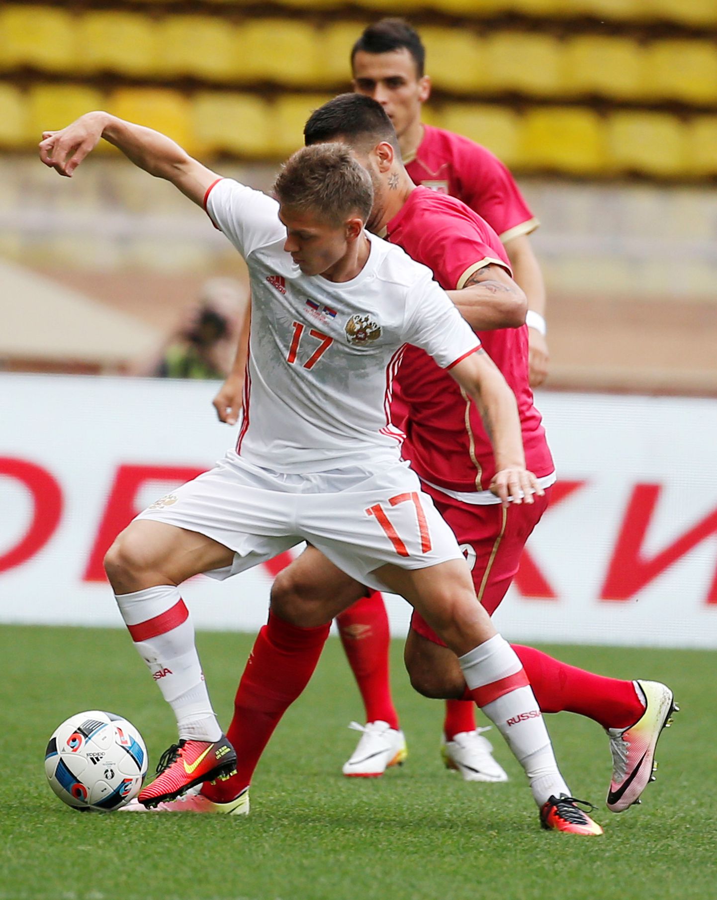 Олег Шатов в матче против Сербии (05.06.2016).