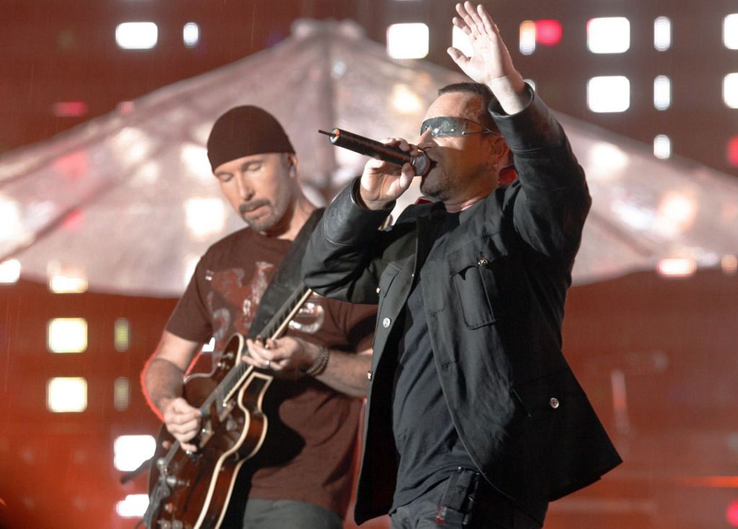U2 laulja Bono (paremal) ja kitarrist The Edge loovad muusika ning sõnad «Ämblikmehe» muusikalile.