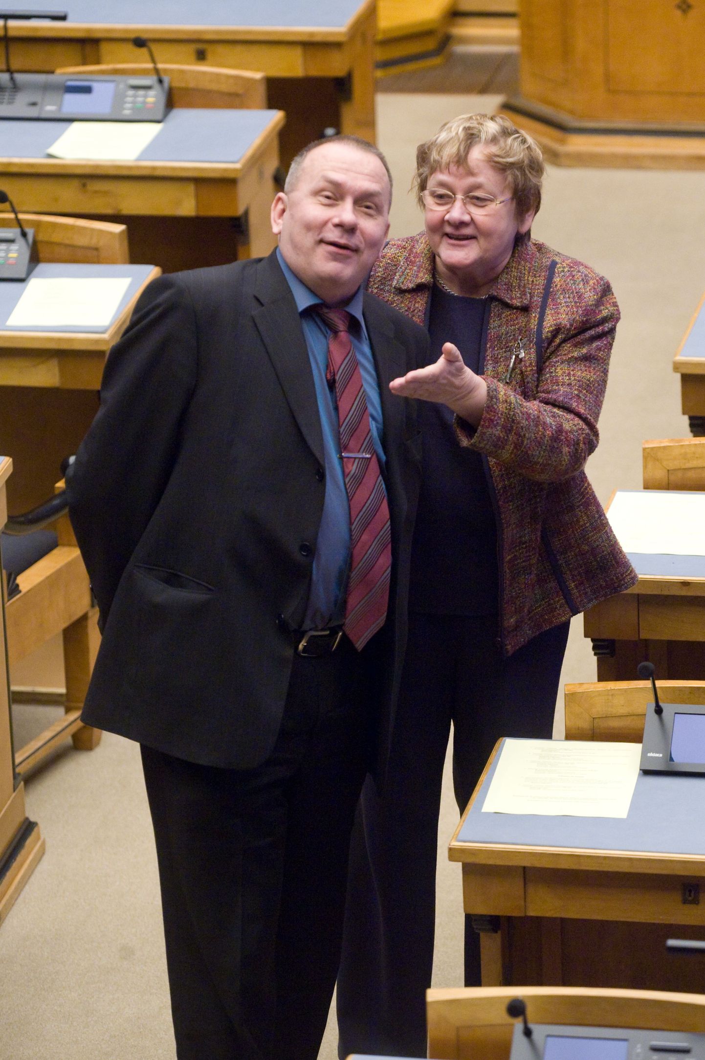 Umbusalduse avaldamine riigikogus sotsiaalminister Maret Maripuule. Pildil Ene Ergma ja Aivar Riisalu