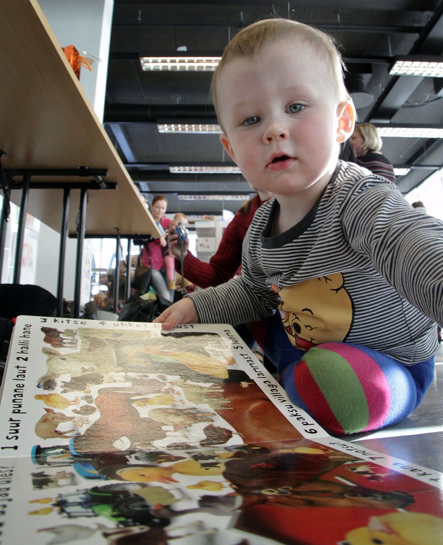 Pärnu keskraamatukogus toimus tänasel emakeelepäeval esimene Mürakarukool, kus 1,5- 4aasased lapsed said uurida eakohaseid raamatuid ja mängida.