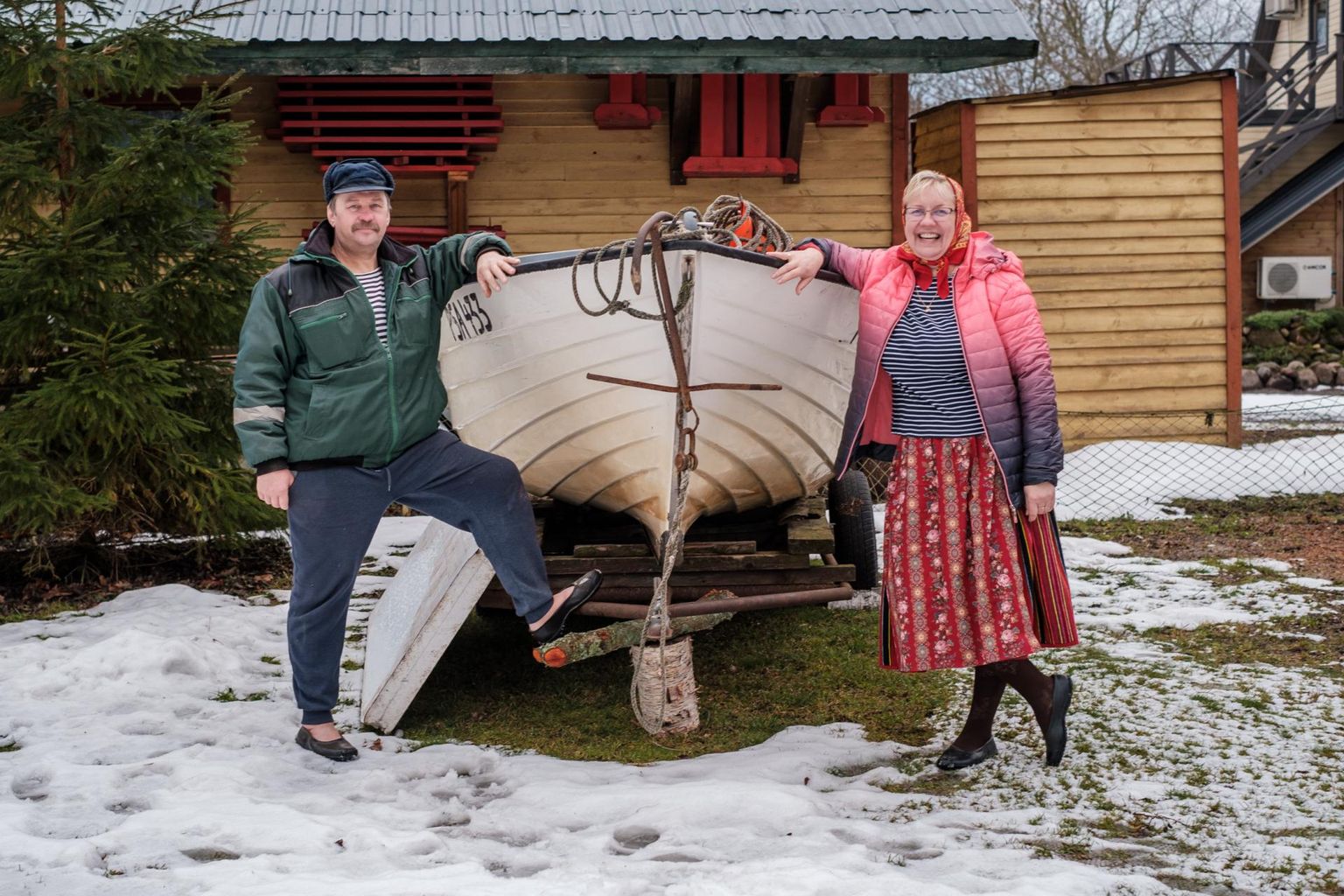 „Tänaseks lubas nii suurt tuult, et jätsime merele mineku plaani katki,” ütleb Roosalaiu talu perenaine, Kihnu ainus kutseline naiskalur Taimi Vahkel, toetudes kaasa Aivar Pajumaaga koduões sõiduvalmis paadile.