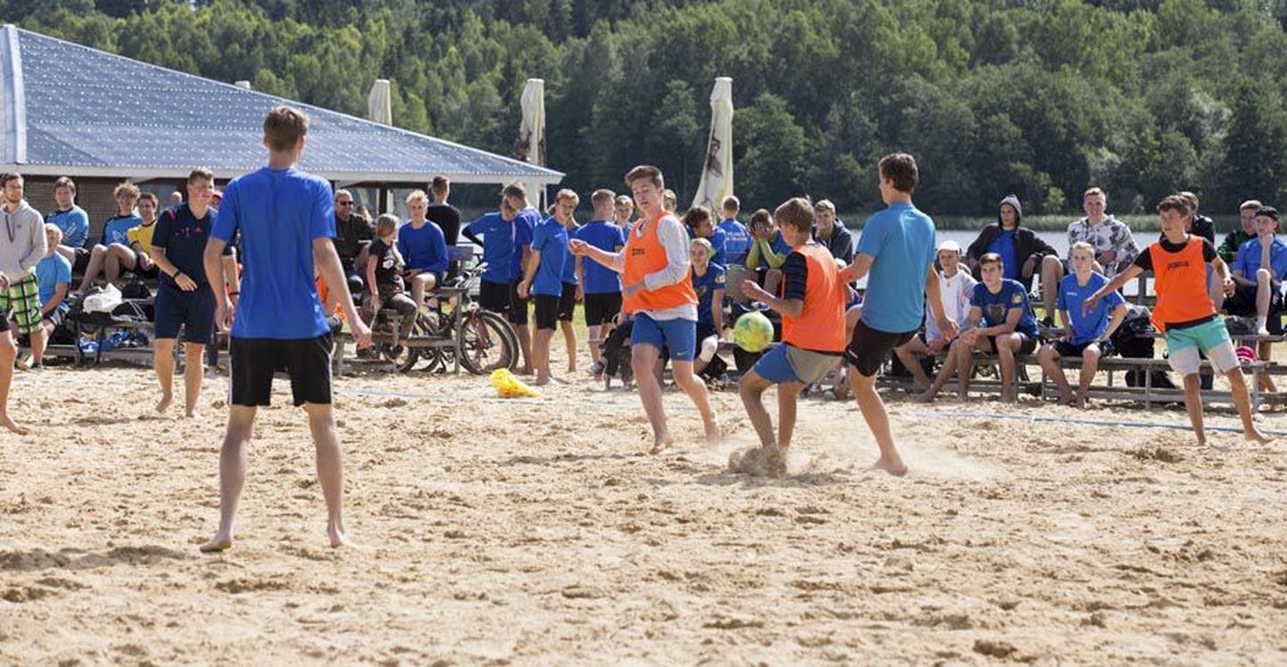 Festivali kavva kuulusid muu hulgas eilsed rannajalgpalli meistrivõistlused Viljandi järve ääres.