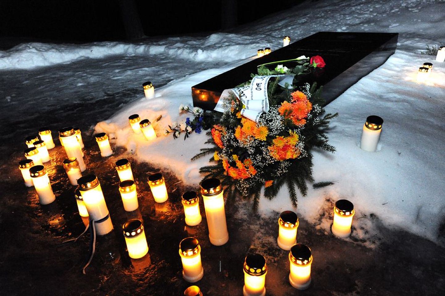 Laupäeval möödus kolm aastat Eesti presidendi Lennart Meri surmast. Tema haual Metsakalmistul olid mälestuseks süüdatud kümned küünlad.