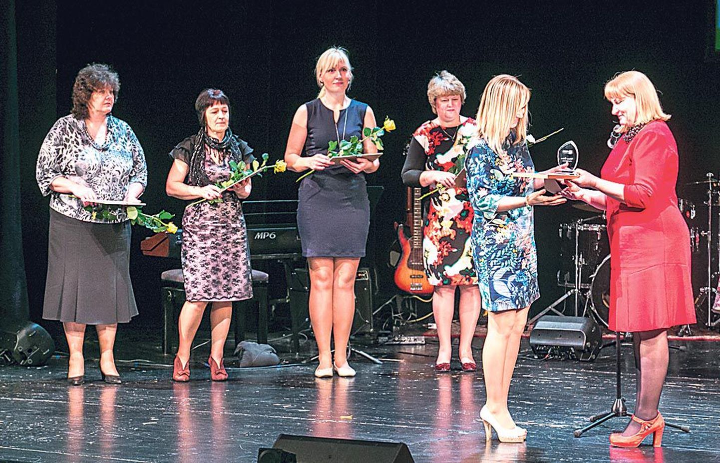 Laval on aasta sotsiaaltöötaja tiitli nominendid. Tiitli saajat Viktoria Žitkovat Jõhvist õnnitleb sotsiaalkaitseminister Helmen Kütt.