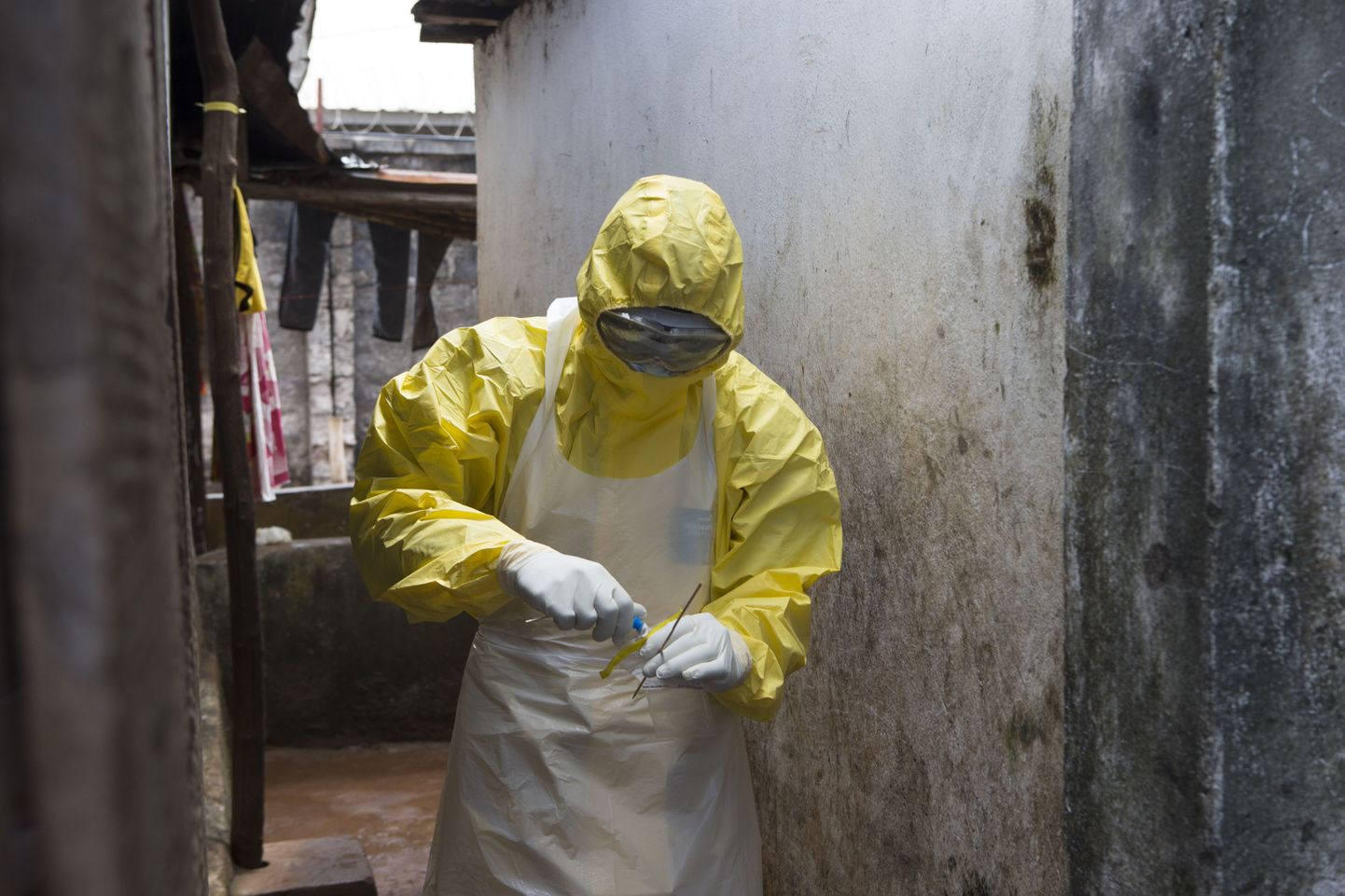 Tervishoiudtöötaja Sierra Leone pealinnas Freetownis Ebola-prooviga.