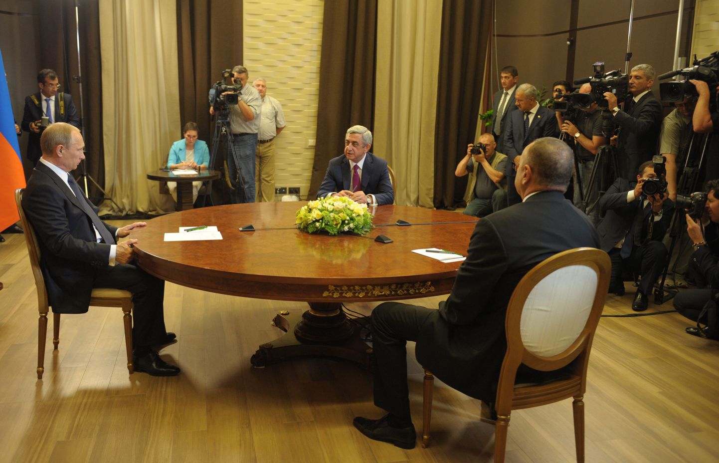 Venemaa president Vladimir Putin kohtus pühapäeval Armeenia riigipea Serž Sargsjani Aserbaidžaani liidri Ilham Alijeviga