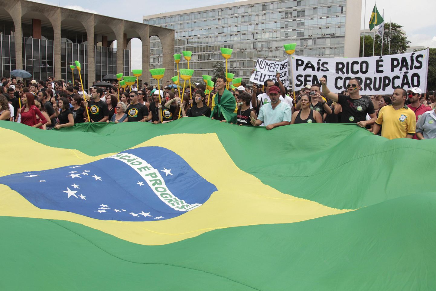 Protestijad Brasiilias korruptsioonivastasel meeleavaldusel