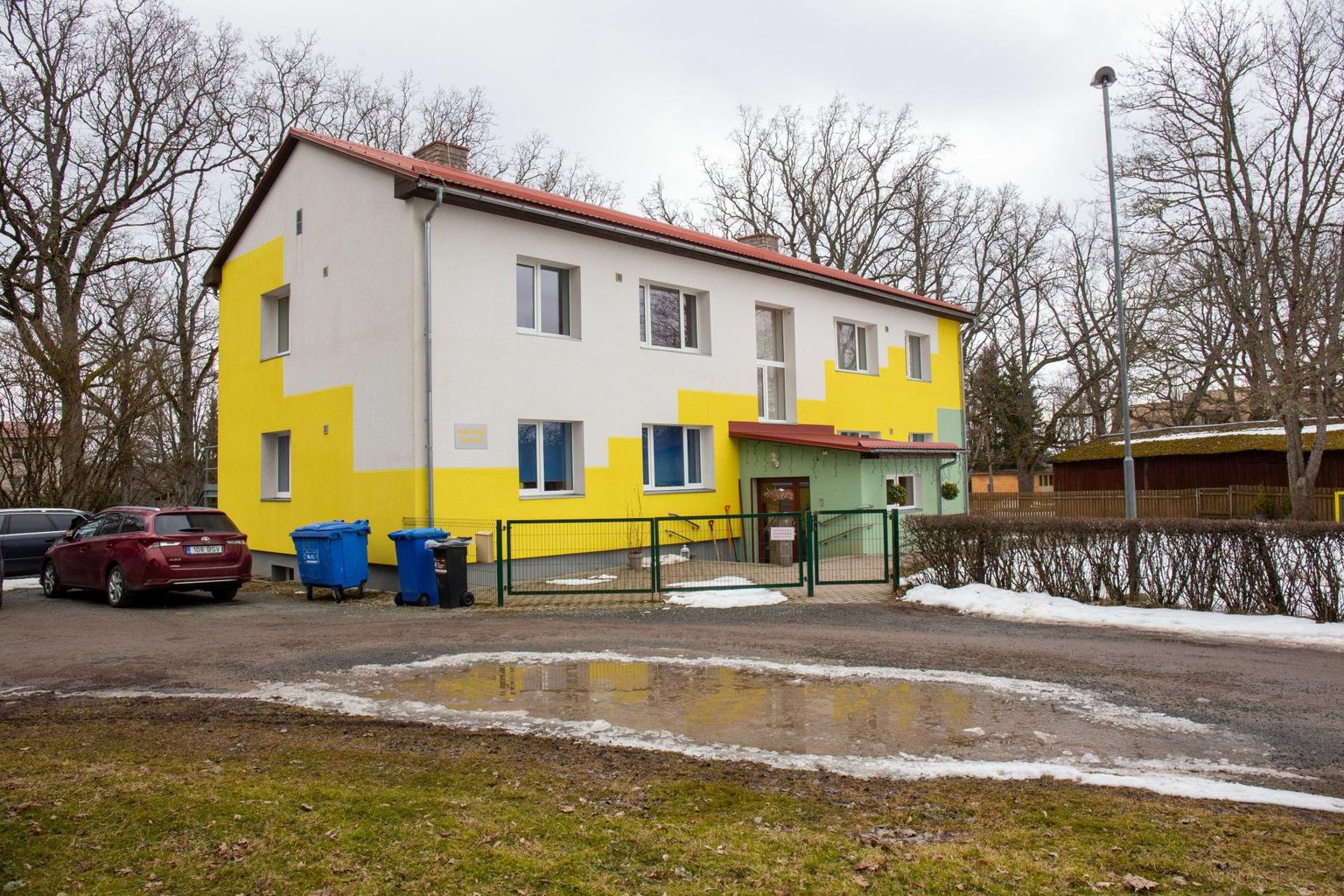 Kui vallavolikogu otsuse vastu võtab, ootab Vana-Võidu lasteaeda (pildil) sügisel liitumine Viiratsi lasteaiaga. Logistiliselt lastele ja vanematele midagi ei muutu, aga juhtkond loodetakse kokku sulandada.