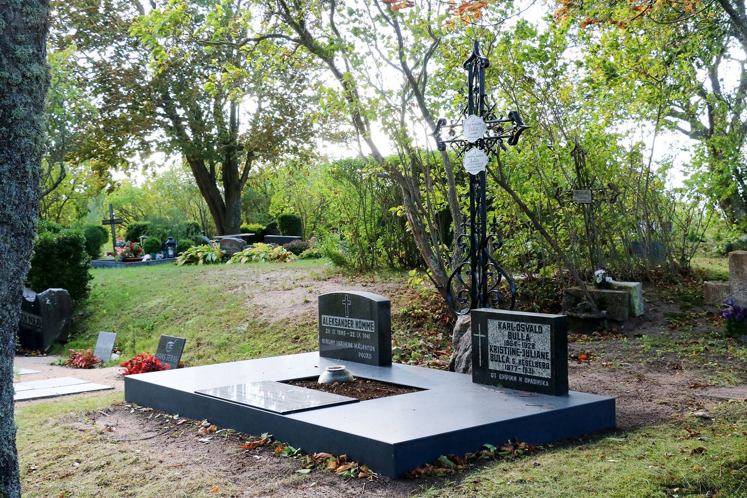 Peterburis tegutsev Carl Bulla nimeline ajaloolise fotograafia fond otsustas tema haua korda teha ning avada seal hauasamba, mis on nüüd Eesti sõprade abiga valmis.