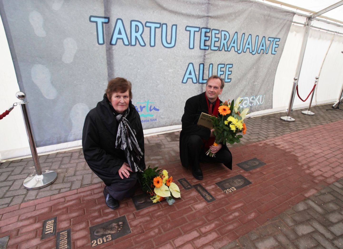 Täna avati Tasku keskuse juures asuval teerajate alleel uued jalajäljed (pildil vasakult Rutt Hinrikus ja Mart Noorma).