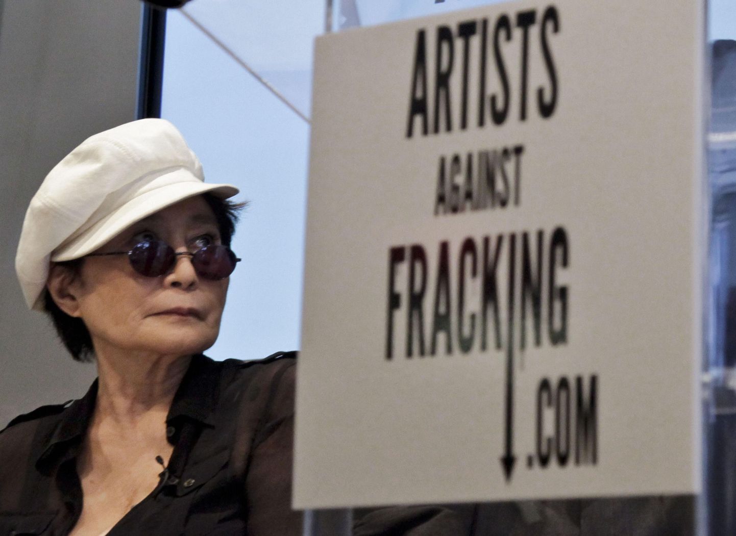 Yoko Ono kildagaasi tootmise vastu protestimas