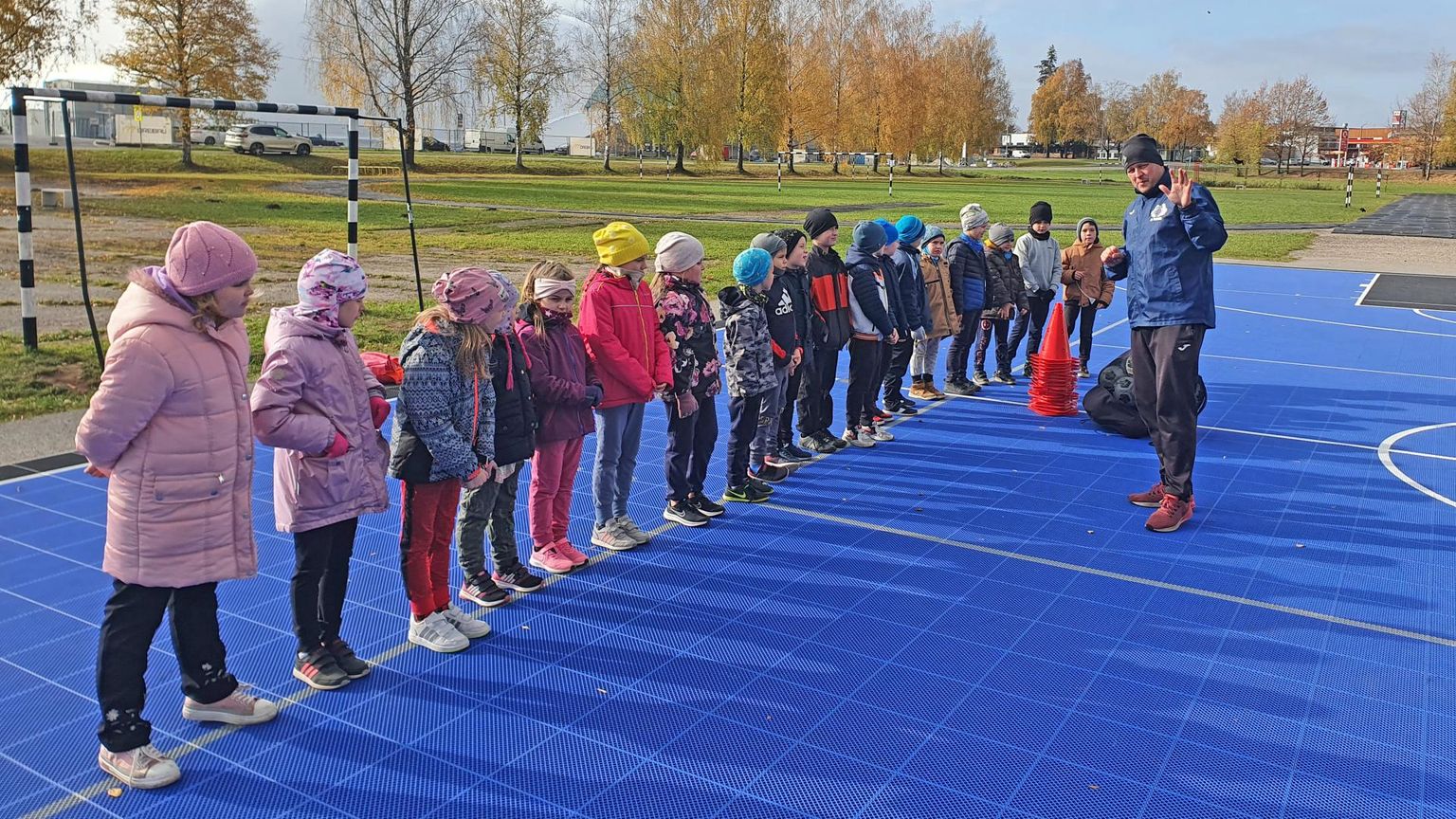 Jakobsoni kooli lapsed kuulavad, mida on kehalise kasvatuse tunnis neile õpetada Tuleviku klubi tegevjuhil Rain Tölpusel.