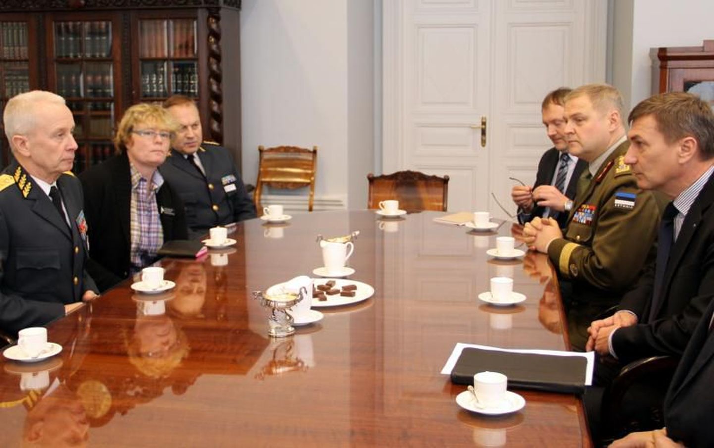 Peaminister Andrus Ansip kohtus Rootsi kaitsejõudude ülemjuhataja kindral Sverker Göransoniga.