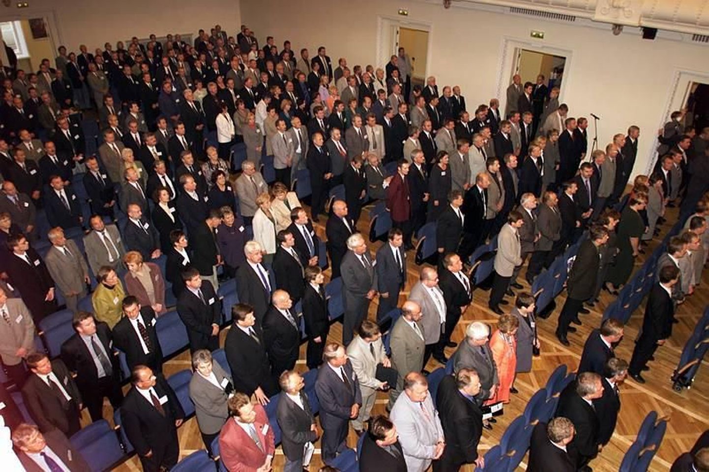 Pildil 2001. aastal presidendi valinud valijamehed Estonia teatris.