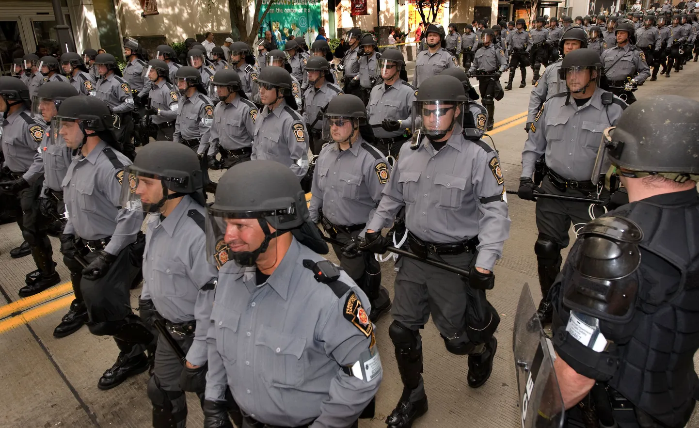 Ühendriikide politseinikud Pittsburghi linnatänavatel.