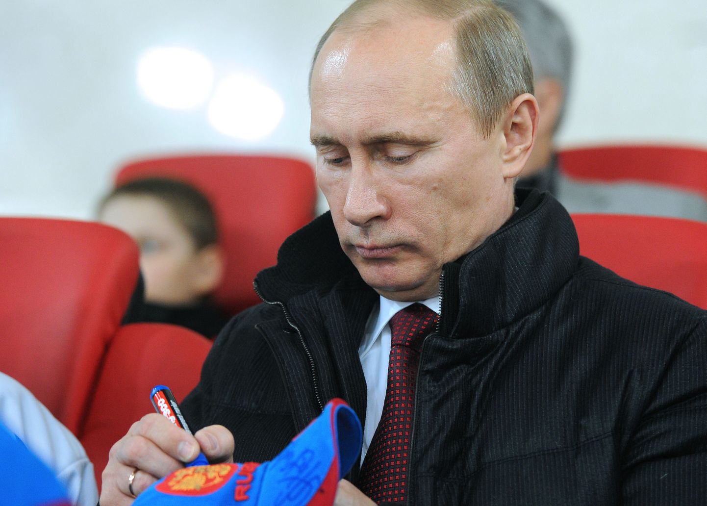 Vladimir Putin annab autogrammi