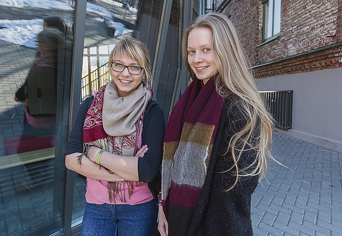 Karin Alliku (paremal) ja Johanna Maria Tõugu on andekad. Tõugu võib suhelda seitsmes keeles.