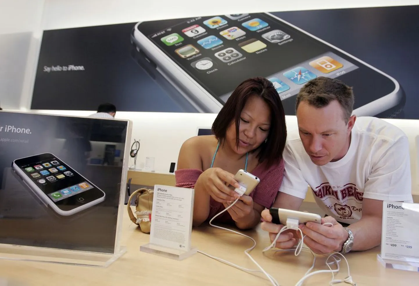 Apple`i kaupluse kliendid proovivad iPhone`e..