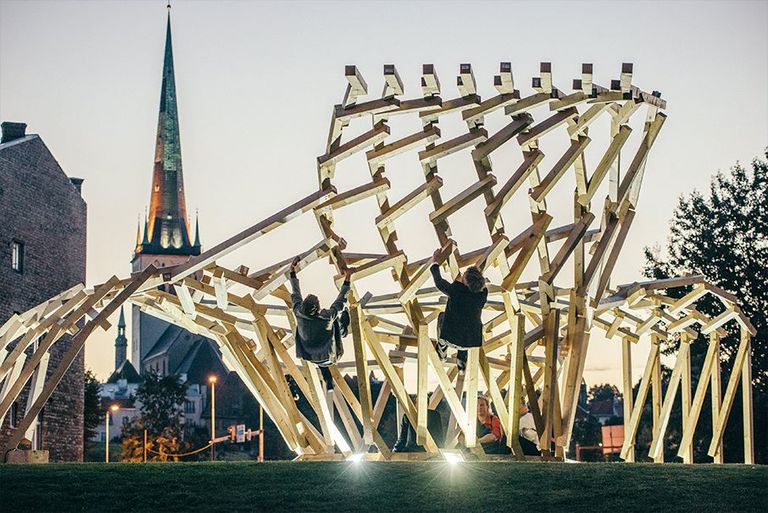 Installatsioon Rotermanni soolalao ees 2015. aasta Tallinna arhitektuuribiennaali peanäituselt «Keha ehitus». Foto: