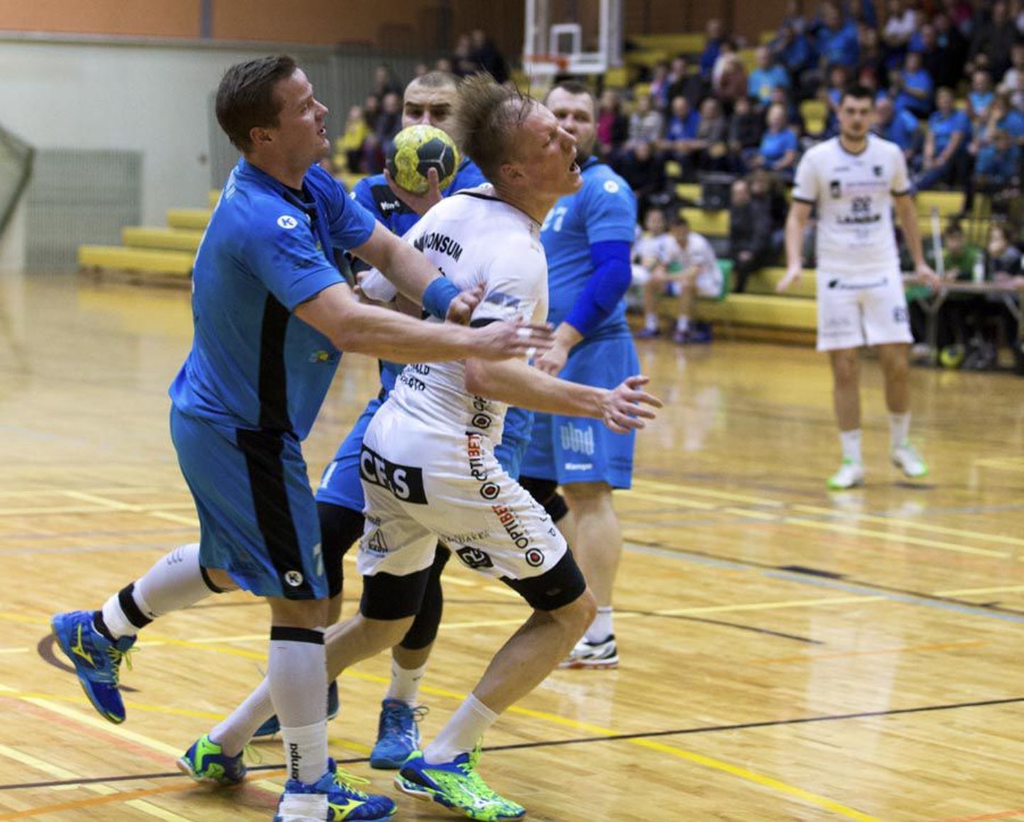 Viljandi käsipallimeeskonnal ei jäänud laupäeval pärast võitluslikku Balti liiga kohtumist üle muud kui leppida HC Kehra võiduga.