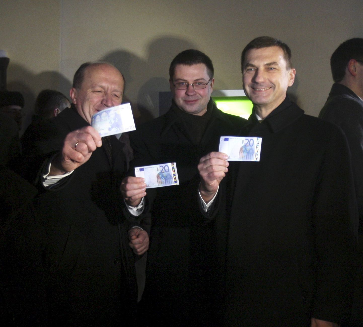 2011. aasta algul, kui Eesti läks üle eurole, oli Tallinnas kohal ka Valdis Dombrovskis (keskel).