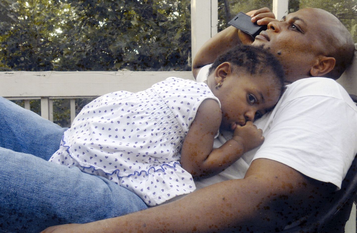 Ebola viiruse tõttu surnud Libeeria rahandusministeeriumi töötaja Patrick Sawyer koos tütre Avaga.